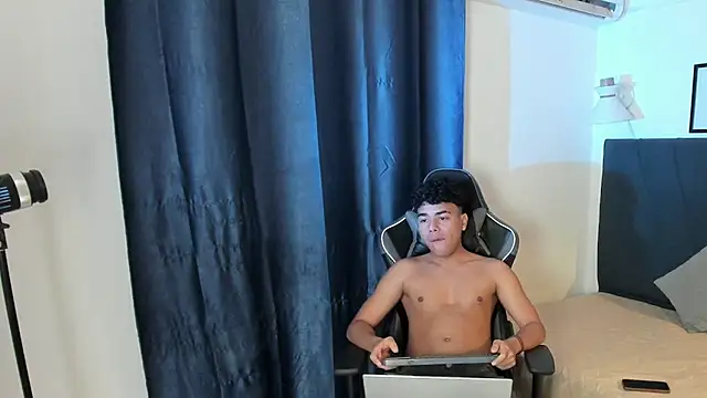 Enzo_love18 Webcam show