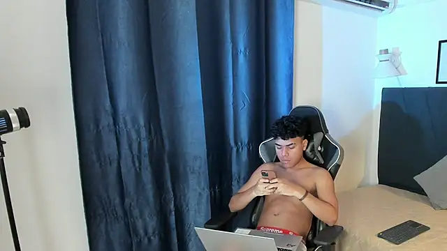 Enzo_love18's Webcam Show