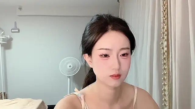 1X-yiyi's Live XXX Chat