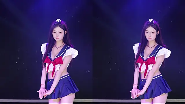 88_Emerald Show in webcam