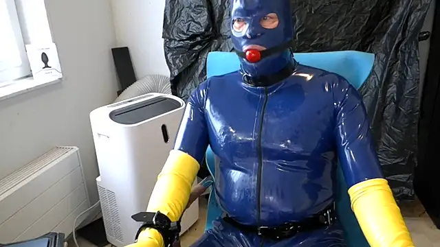 Pokazy przed kamerką – latexslaveboy