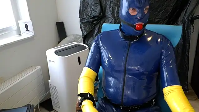 latexslaveboy: διαδικτυακό σόου στην κάμερα