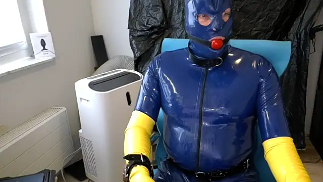 latexslaveboy Show in webcam