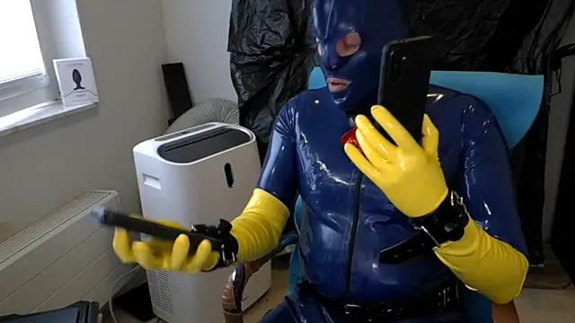 latexslaveboy Show Webcam