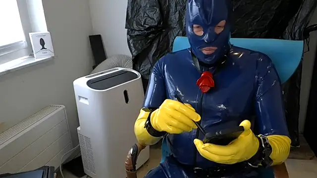 latexslaveboy Show in webcam