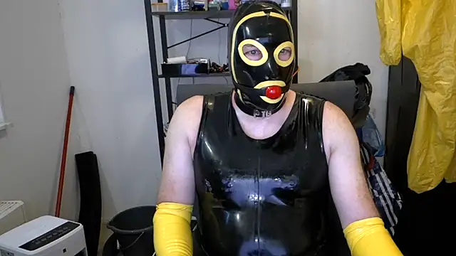 Pokazy przed kamerką – latexslaveboy