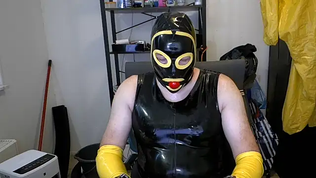 latexslaveboy Show in webcam