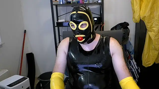 Pokazy przed kamerką – latexslaveboy