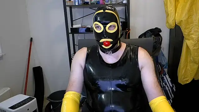 latexslaveboy Show in webcam