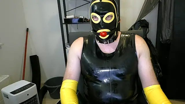 latexslaveboy Show in webcam