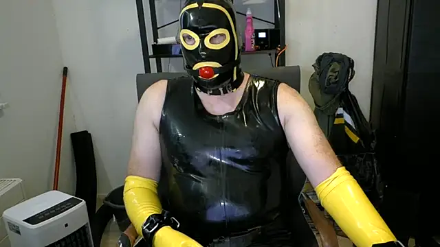 latexslaveboy: διαδικτυακό σόου στην κάμερα