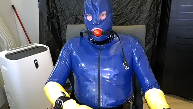latexslaveboy: διαδικτυακό σόου στην κάμερα