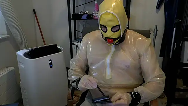 latexslaveboy Show in webcam