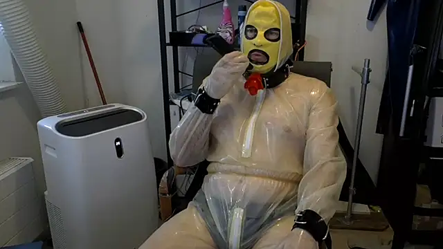 latexslaveboy Show in webcam