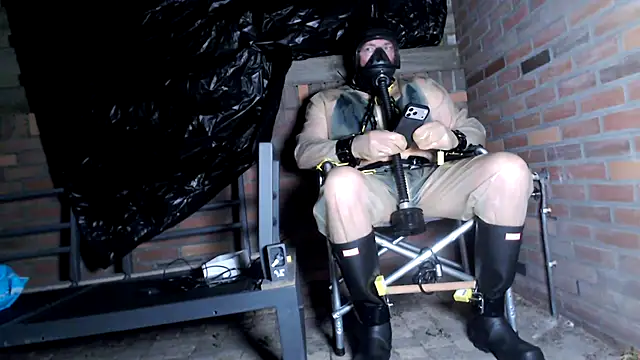 latexslaveboy Show Webcam