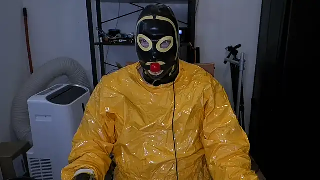 Pokazy przed kamerką – latexslaveboy