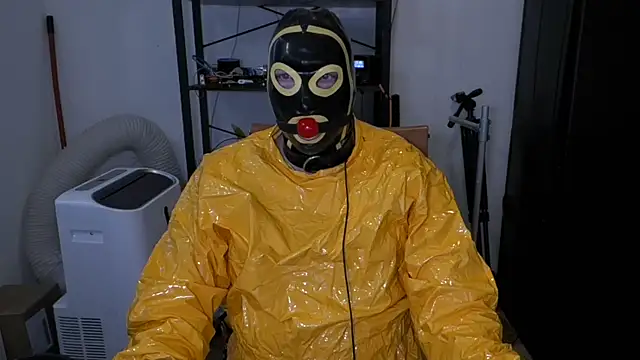 latexslaveboy Show in webcam