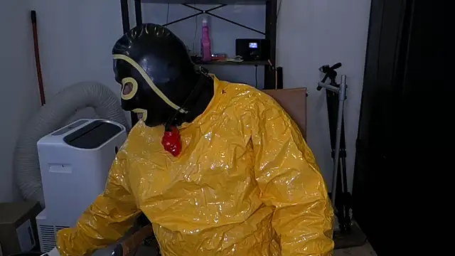 latexslaveboy Show in webcam