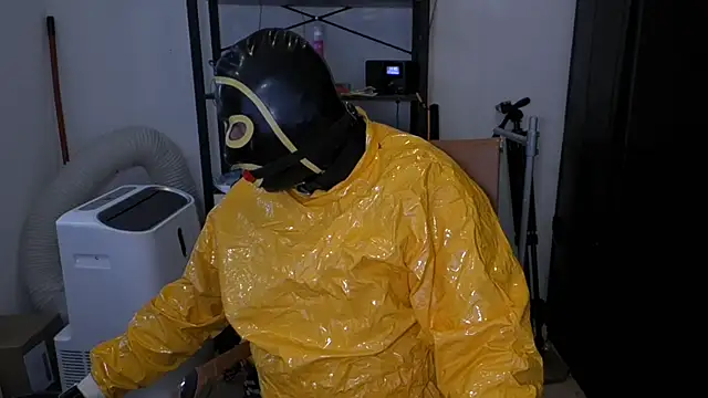 latexslaveboy Show in webcam