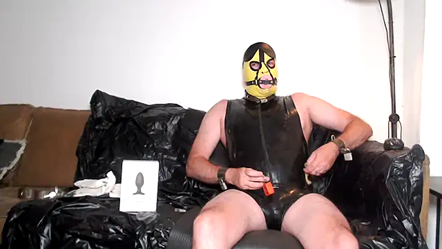 Show modela latexslaveboy na web-kameri