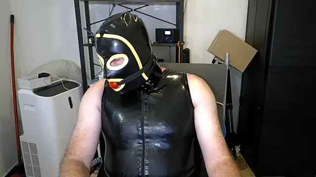 Pokazy przed kamerką – latexslaveboy