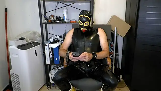 latexslaveboy Show Webcam