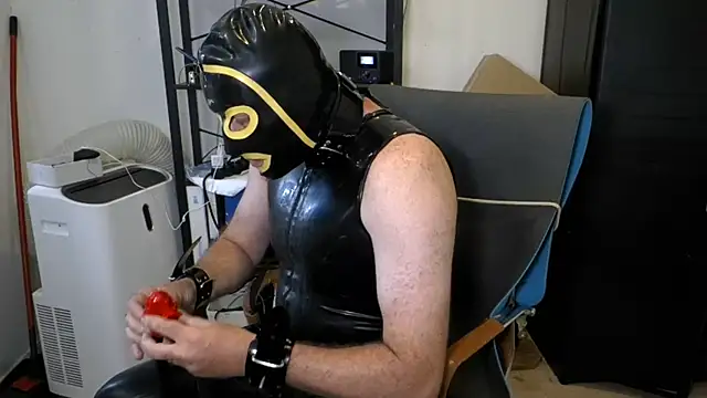 latexslaveboy Show Webcam