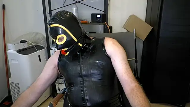 latexslaveboy Show Webcam