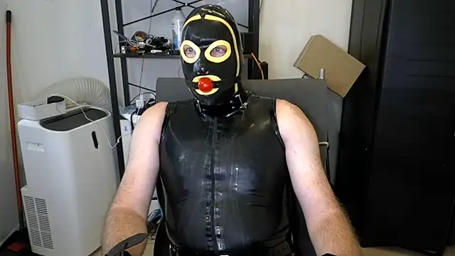 latexslaveboy Show Webcam