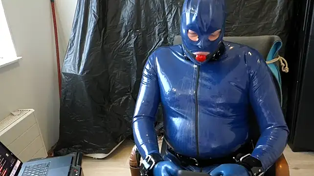 latexslaveboy: διαδικτυακό σόου στην κάμερα