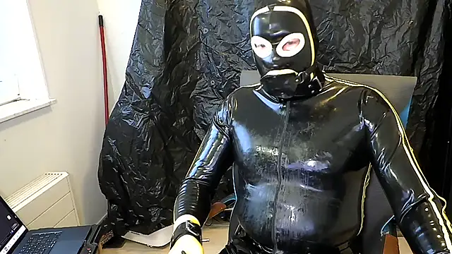Show modela latexslaveboy na web-kameri