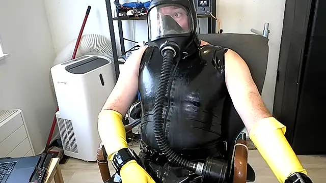 latexslaveboy webcam show