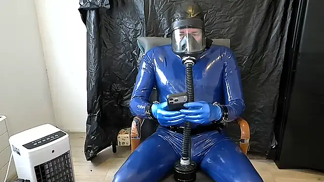 latexslaveboy: διαδικτυακό σόου στην κάμερα