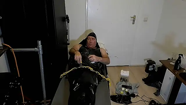 latexslaveboy webcam show
