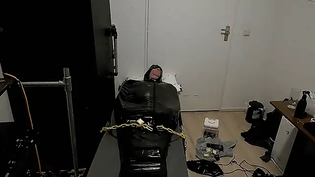 latexslaveboy: διαδικτυακό σόου στην κάμερα