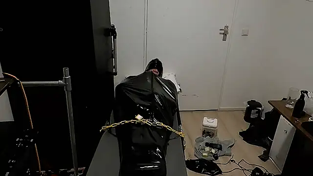 latexslaveboy Show Webcam