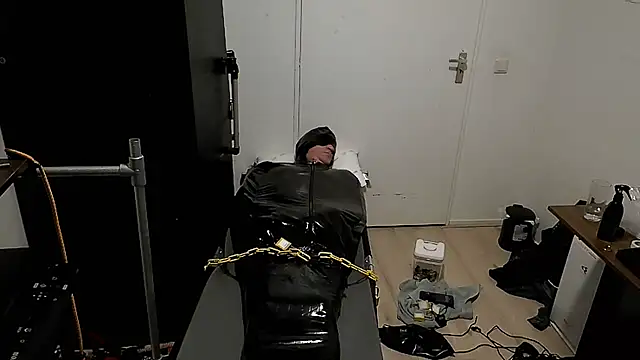 latexslaveboy Show in webcam