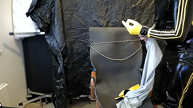 latexslaveboy webcam show