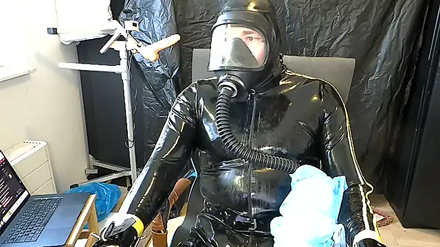 latexslaveboy: διαδικτυακό σόου στην κάμερα