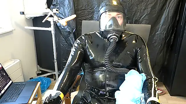 Pokazy przed kamerką – latexslaveboy