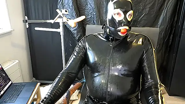 latexslaveboy webcam show