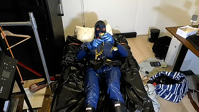 latexslaveboy Show in webcam