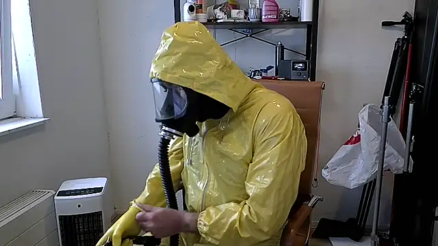 latexslaveboy Show in webcam