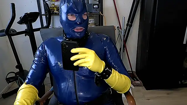 latexslaveboy Show in webcam