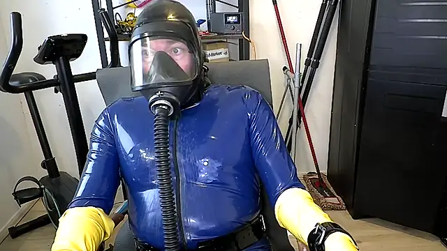 Pokazy przed kamerką – latexslaveboy