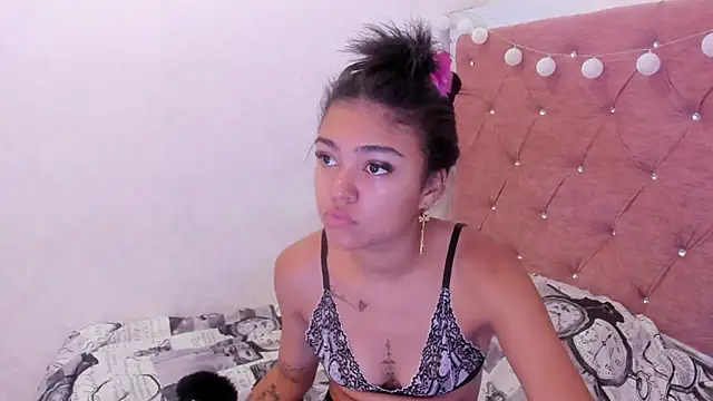 Alaia2 live XXX chat