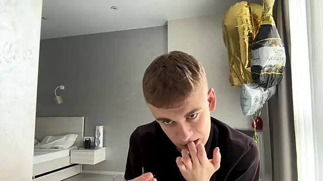 Show modela SoloFury na web-kameri