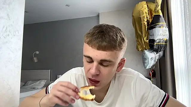 Show modela SoloFury na web-kameri