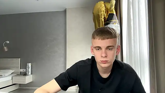 Show modela SoloFury na web-kameri