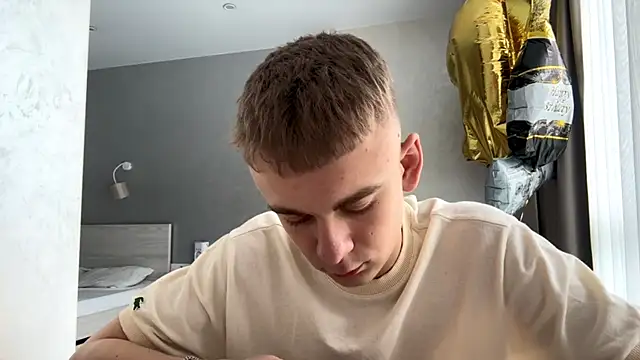 Show modela SoloFury na web-kameri